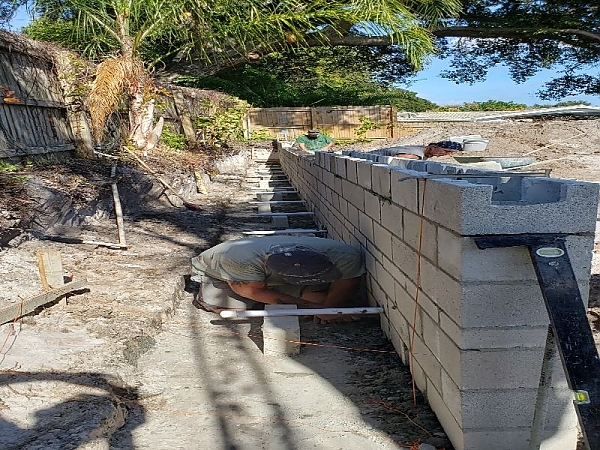 Structural Retaining Wall With Internal Drainage